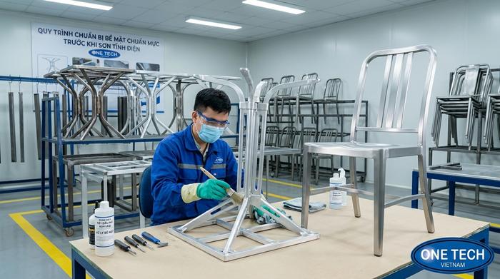 Xử lý bề mặt trước khi sơn tĩnh điện bàn ghế Xử lý bề mặt khung bàn ghế trước khi phun sơn tĩnh điện